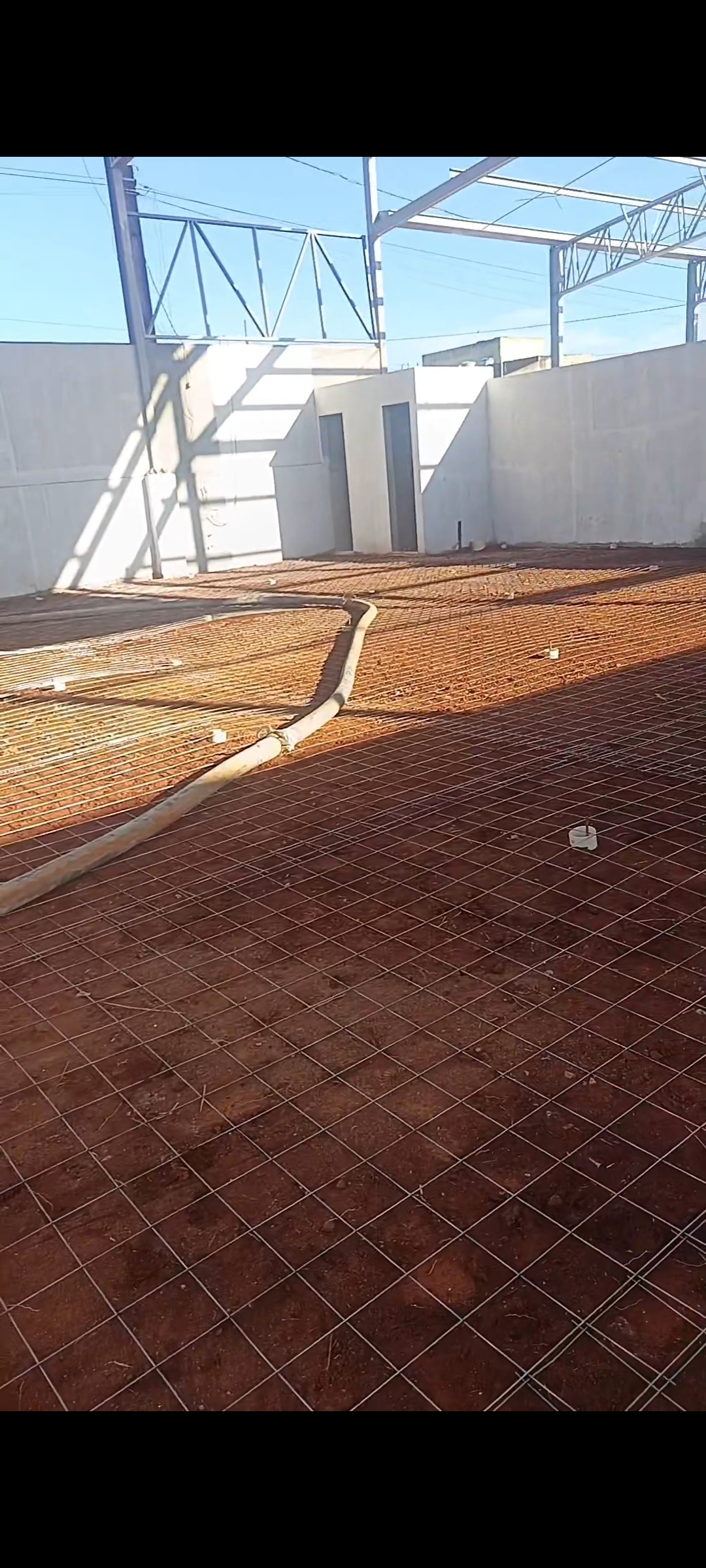 Preparação de terreno e laje antes da concretagem